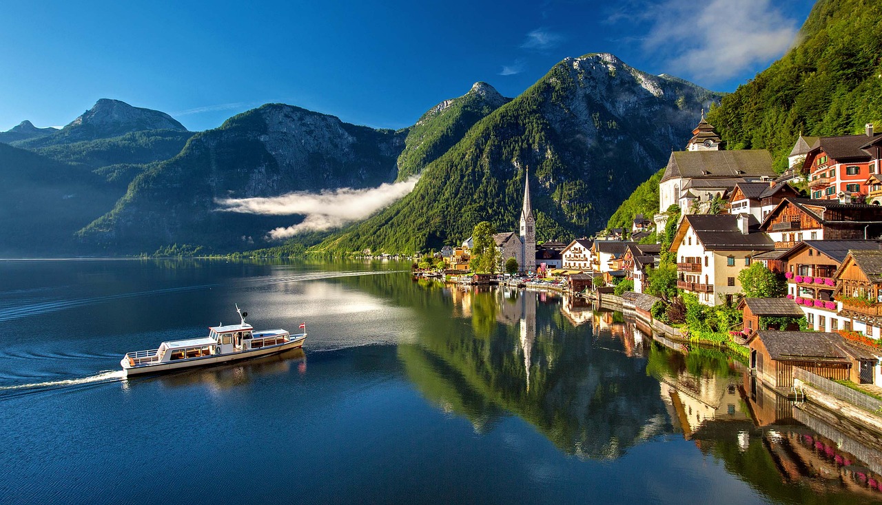 The iconic view of Hallstatt village on the shores of Hallstätter See.